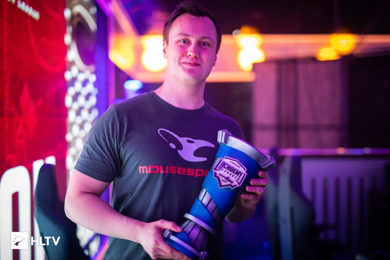 Sycrone will become the head coach of MOUZ
